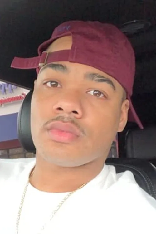 Robert Hall Jr interpretando a Self