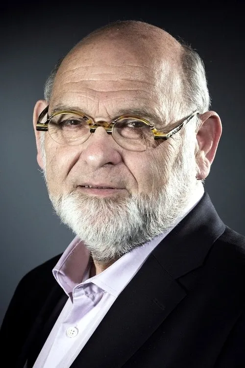 Robert Hue interpretando a Self