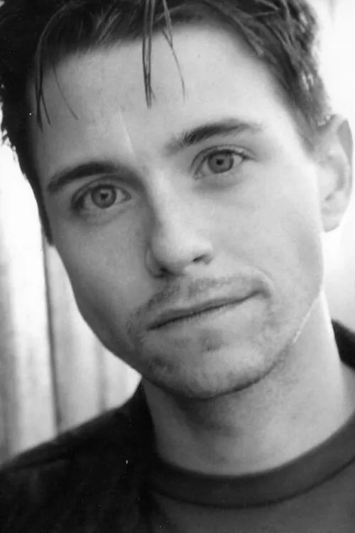 Robert J. Steinmiller Jr. interpretando a Jesse Chasseur