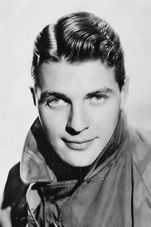 Robert Kent interpretando a Capt. Ramsey