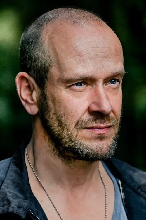 Robert Kuchenbuch interpretando a Father