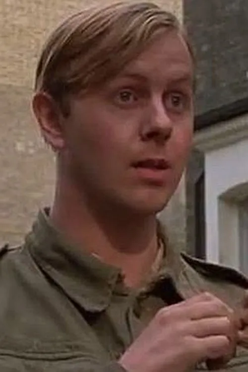 Robert Longden interpretando a Various Characters