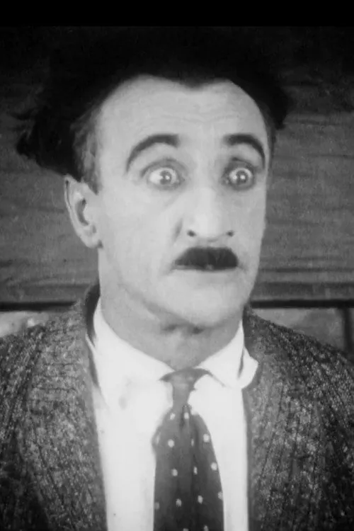 Robert Maximillian interpretando a The Proprietor (uncredited)