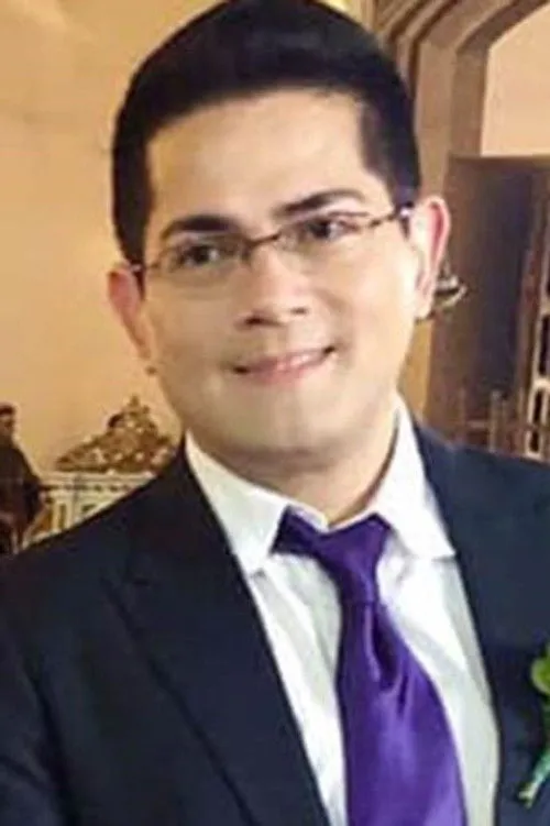 Robert Ortega interpretando a Young Efraim