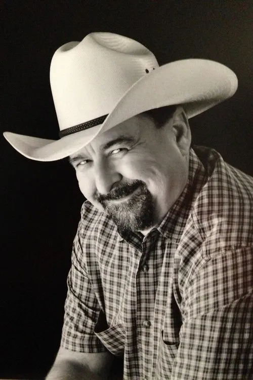 Robert Paul interpretando a Hyker Churchyard