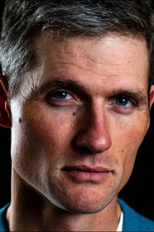 Robert Rogers interpretando a Clay