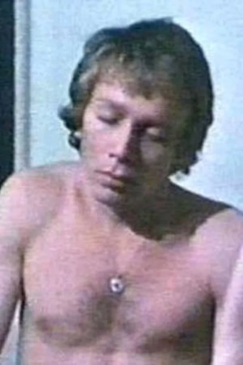 Robert Tristan interpretando a The Roommate