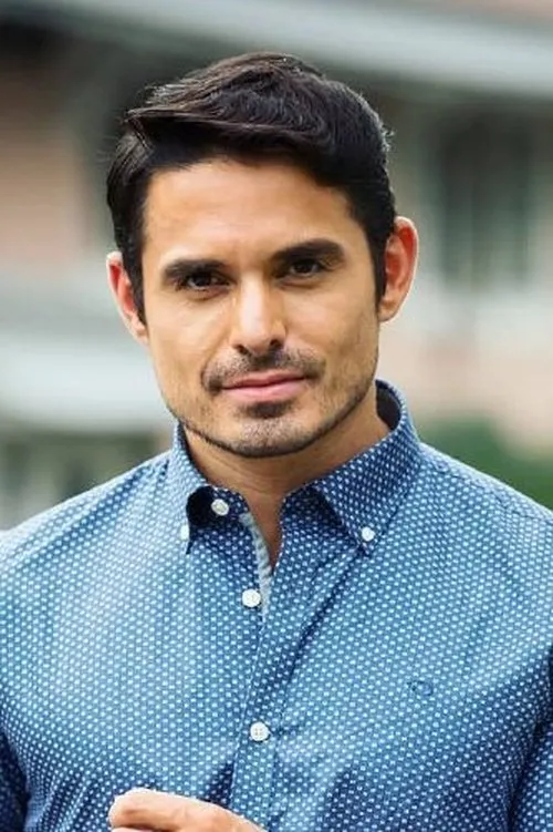 Robin Durán interpretando a Alejandro Carrera