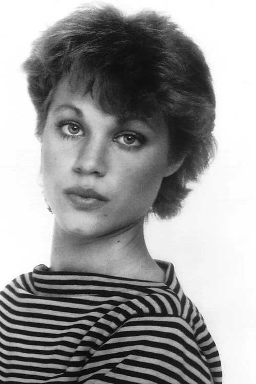 Robin Johnson interpretando a Gina