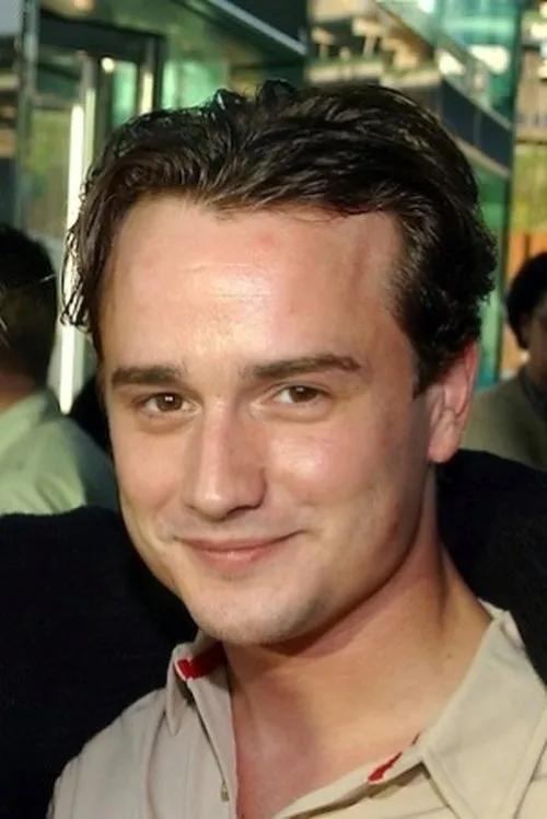 Robin Rienstra interpretando a Partygoer 2