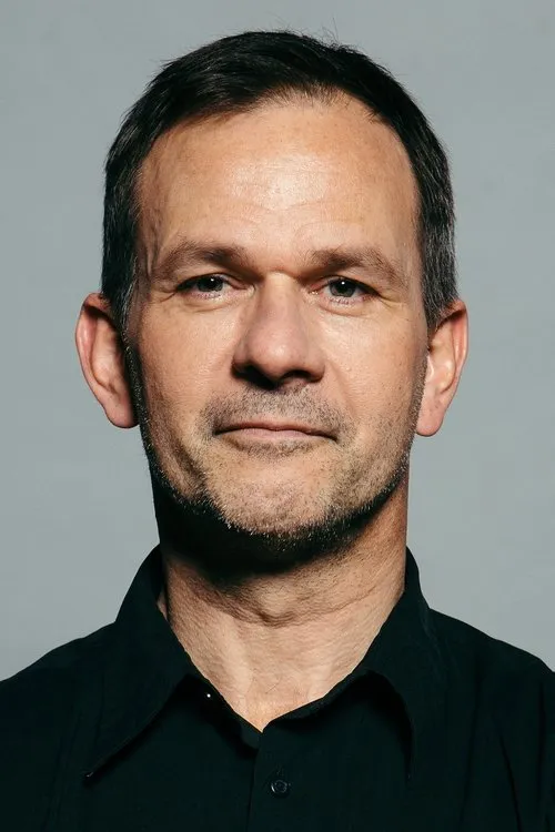 Robin Svartström interpretando a Oikkonen