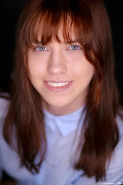 Robyn Johnson interpretando a Alison