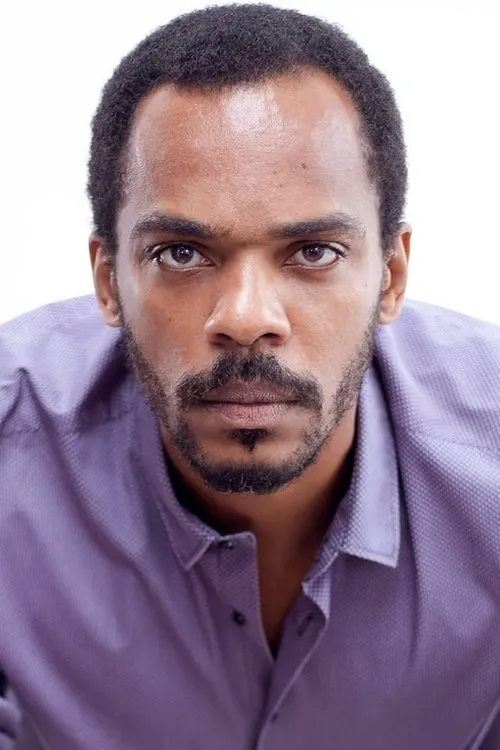 Rocco Pitanga interpretando a Renato