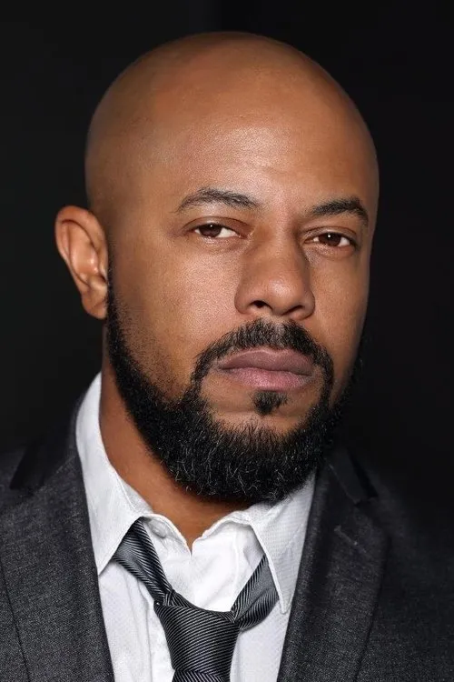 Rockmond Dunbar interpretando a Mr. Fire