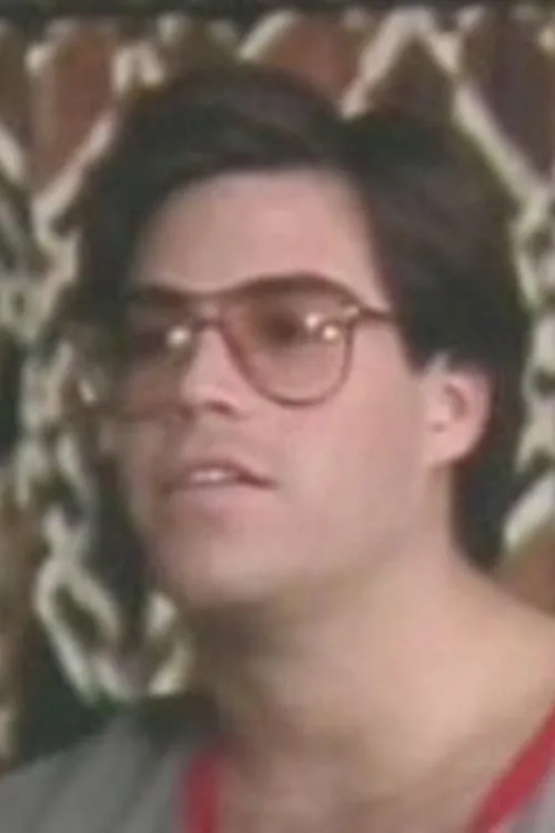 Rod Retta interpretando a Zippo