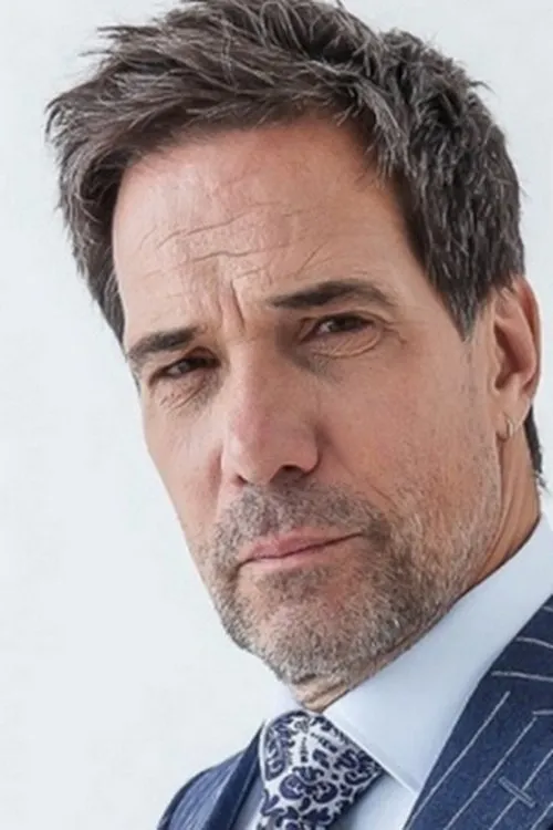 Rod Wilson interpretando a J.J.