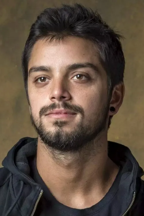 Rodrigo Simas interpretando a Pablo