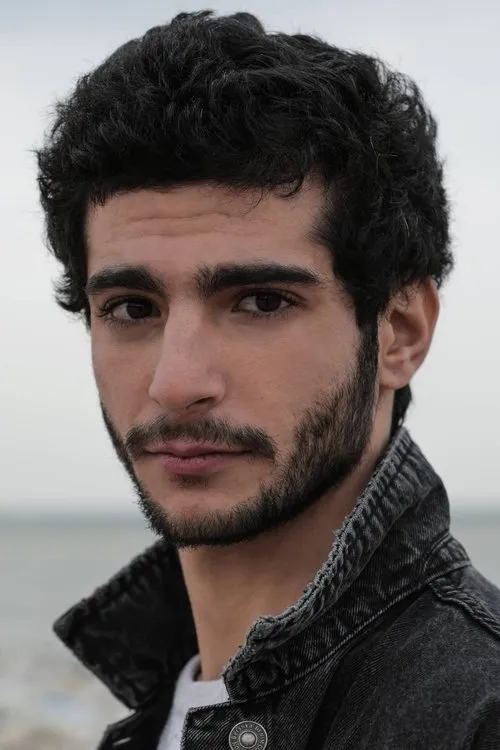 Roger Azar — personaje: Monir Aziz