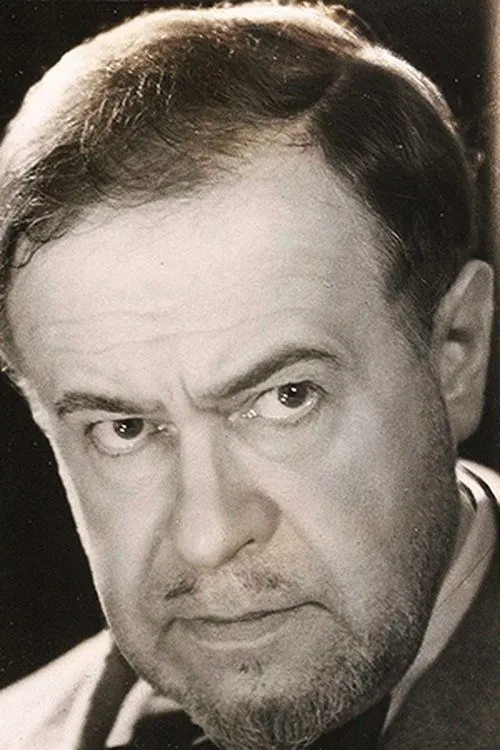 Roger Karl interpretando a Le président Jean-Marie Bonnet - un magistrat