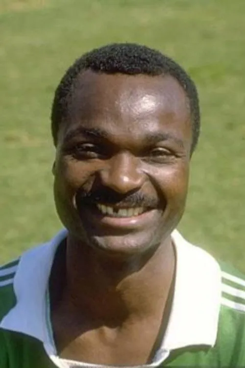 Roger Milla interpretando a Himself