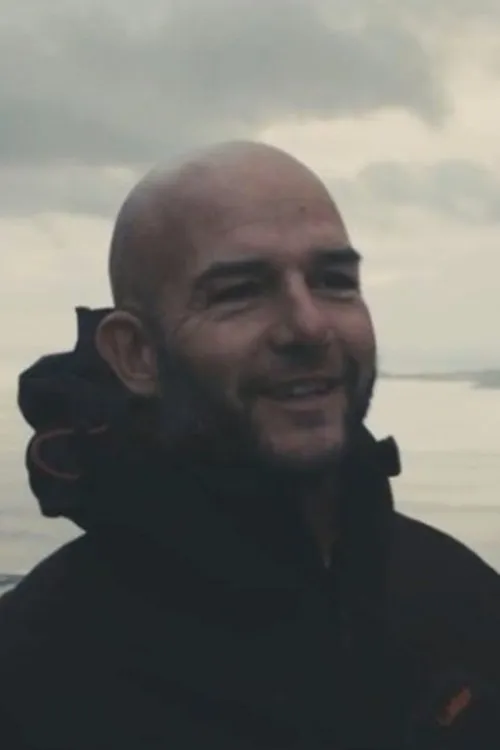 Roger Suarez interpretando a Alfredo