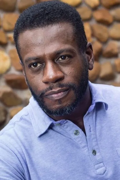 Rogério Brito interpretando a Leandro