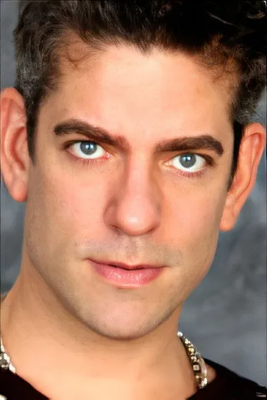 Rogério Fabiano interpretando a Charles