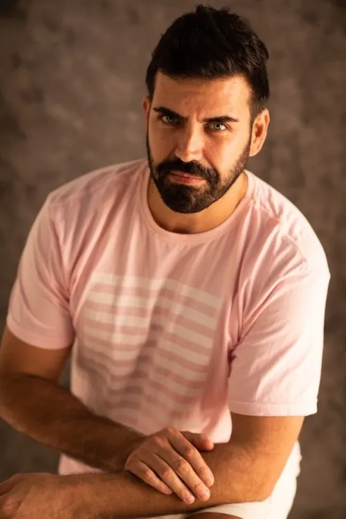 Rogério Rolim interpretando a Ricardo