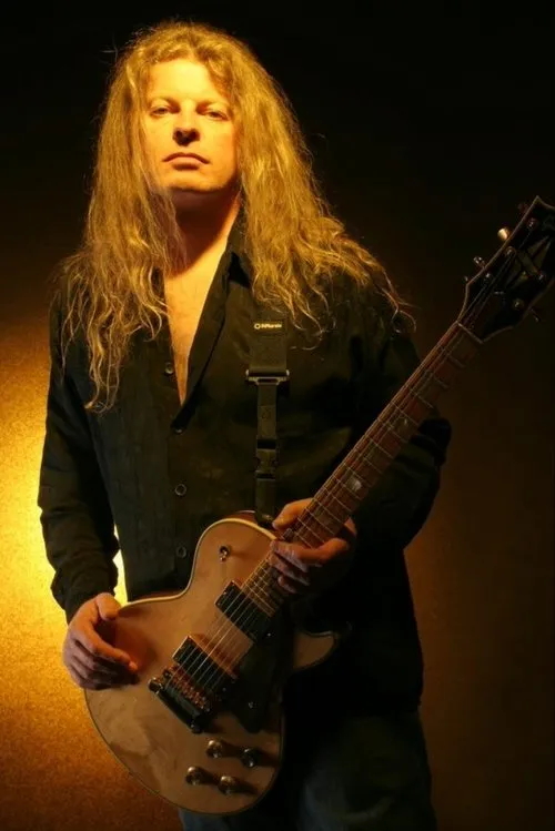 Roland Grapow interpretando a Guitars