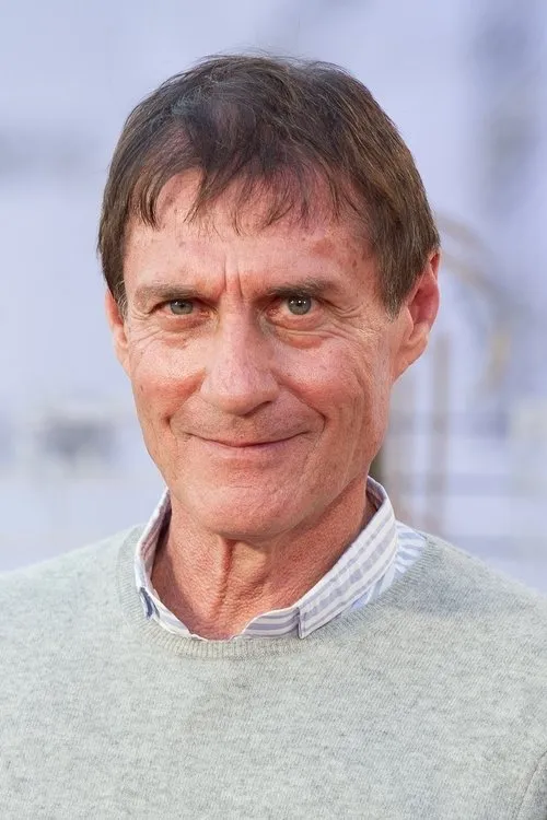 Roland Joffé interpretando a Self