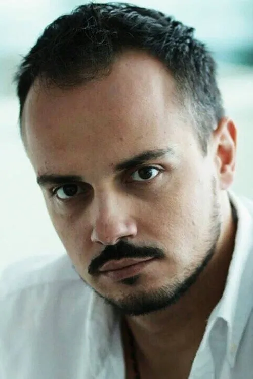 Roland Saro interpretando a Erlisi