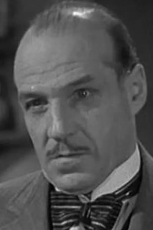 Rollo Lloyd interpretando a Mr. Blake