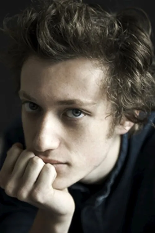 Roman Kané interpretando a The young boy