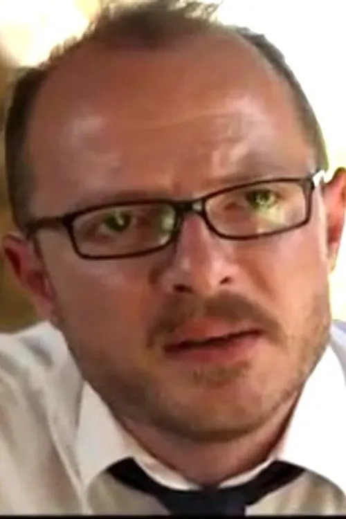 Roman Roquette interpretando a Inspecteur