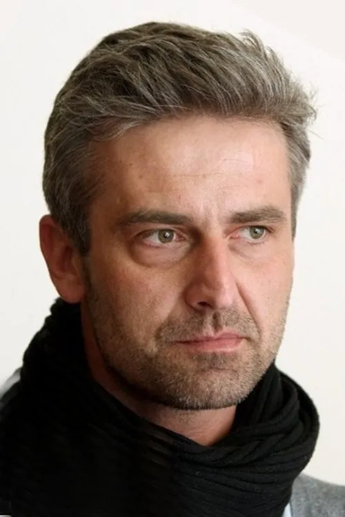 Roman Zach interpretando a Archivald