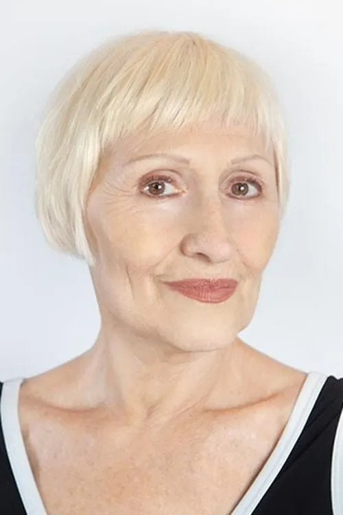 Romana Satt interpretando a Elsa