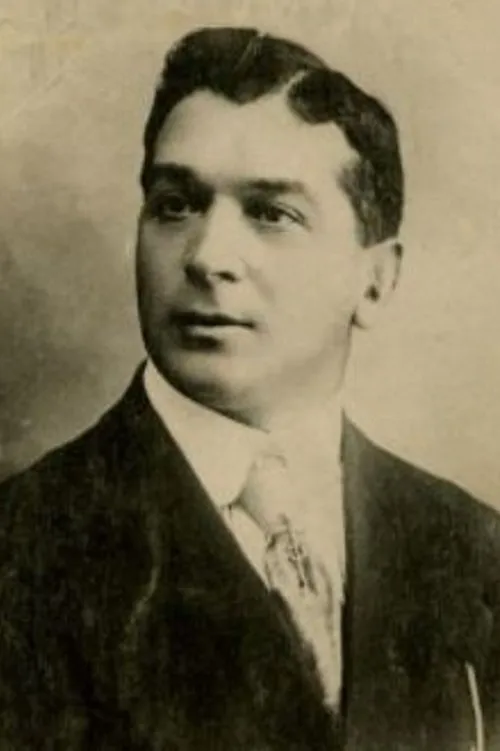 Romeo Bosetti interpretando a Directeur