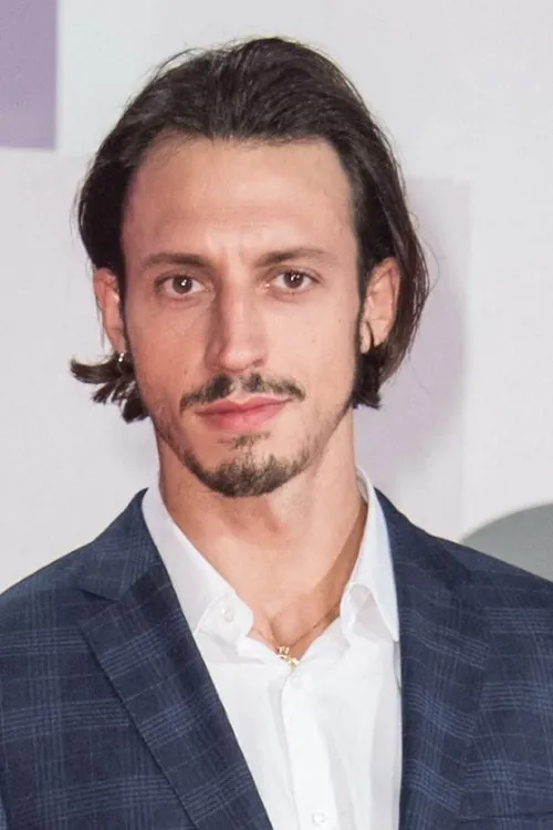 Roméo Elvis interpretando a Serge