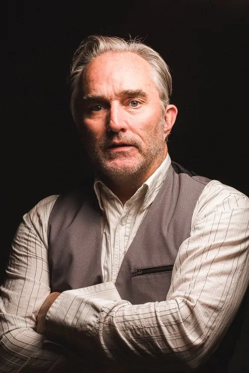 Ron E. Rains interpretando a Jeff