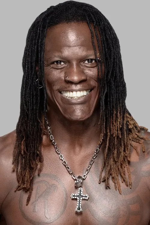 Ron Killings interpretando a R-Truth
