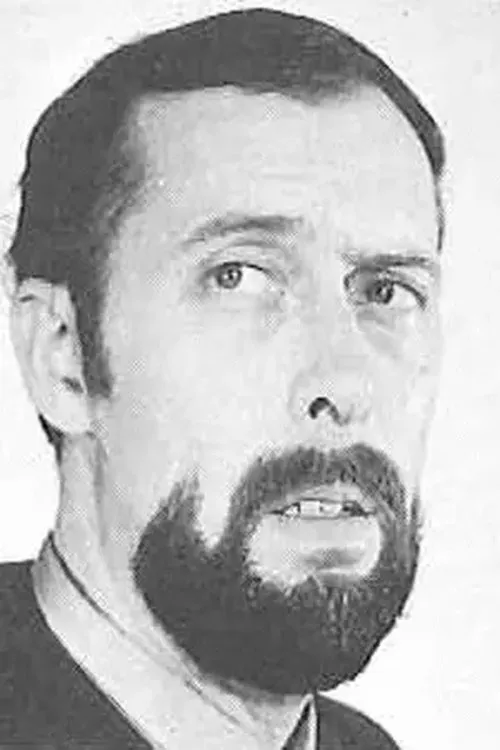 Ron Weyand interpretando a Father Mozian