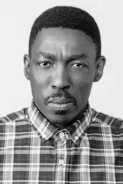 Ronnie Nyakale interpretando a Zakes Mbolelo