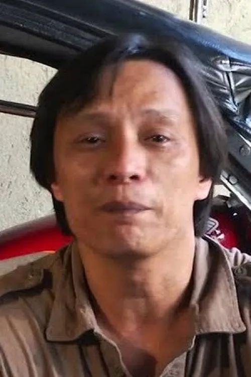 Ronnie Quizon interpretando a Jake