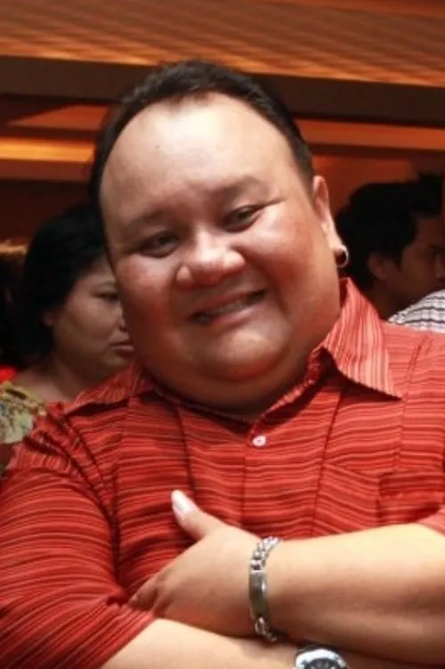 Ronny Dozer interpretando a Ayah