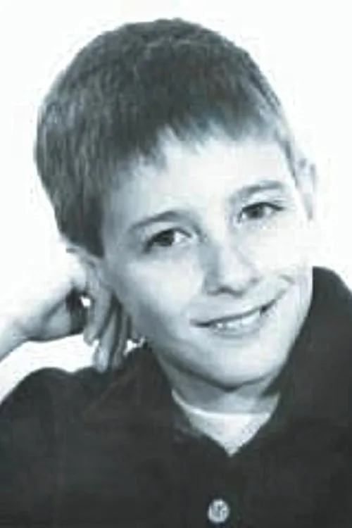 Rory Copus interpretando a Nicky