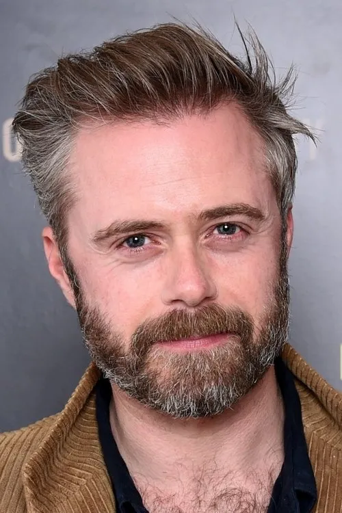 Rory Keenan interpretando a Garda Aidan McBride