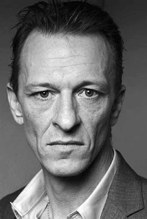 Rory Mullen interpretando a Kevin