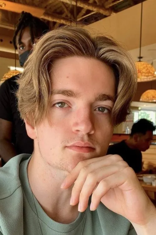 Rory Shaw interpretando a Boxatronus