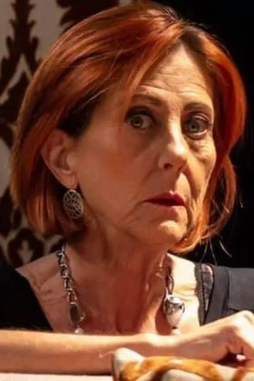 Rosa Villa interpretando a Funcionária do SEF