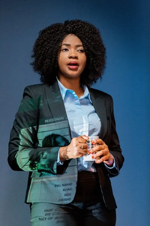 Rose Ndauka interpretando a Faith Komba